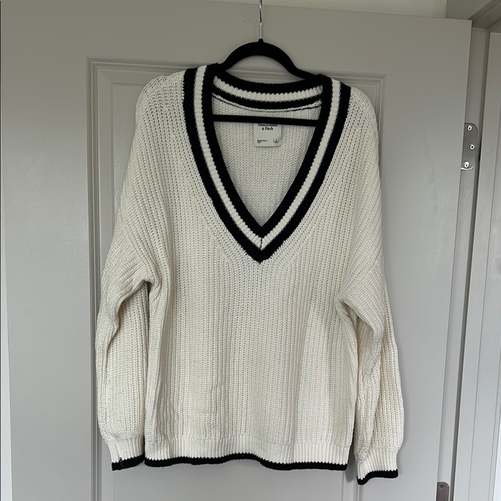 Abercrombie Women's V-Neck Sweater - Black and White